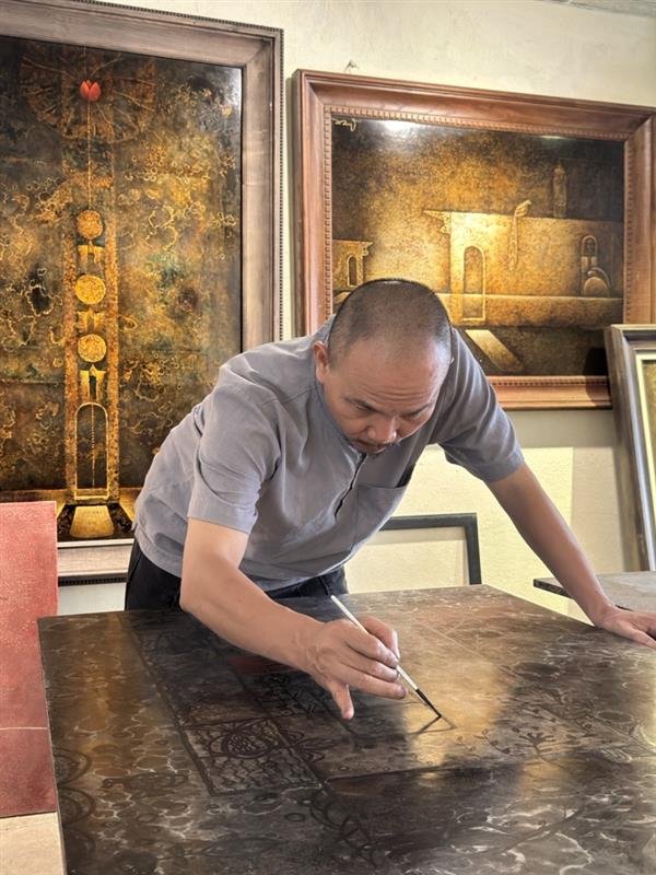 Artist Luong Duy in the process of creating a lacquer piece contemporary art.A Vietnamese artist carefully painting intricate details in his studio, surrounded by textured, story-rich contemporary artworks. The scene captures the raw, authentic, and mindful creation process that many Singaporean collectors seek—art rooted in lived experience, cultural depth, and sustainable craftsmanship.