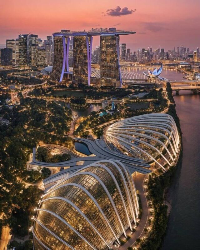 A panoramic sunset view of Singapore’s Marina Bay Sands and Gardens by the Bay, showcasing the city’s modern architecture and vibrant cultural landscape — the environment where Phan Ling Gallery brings contemporary Vietnamese art to life.